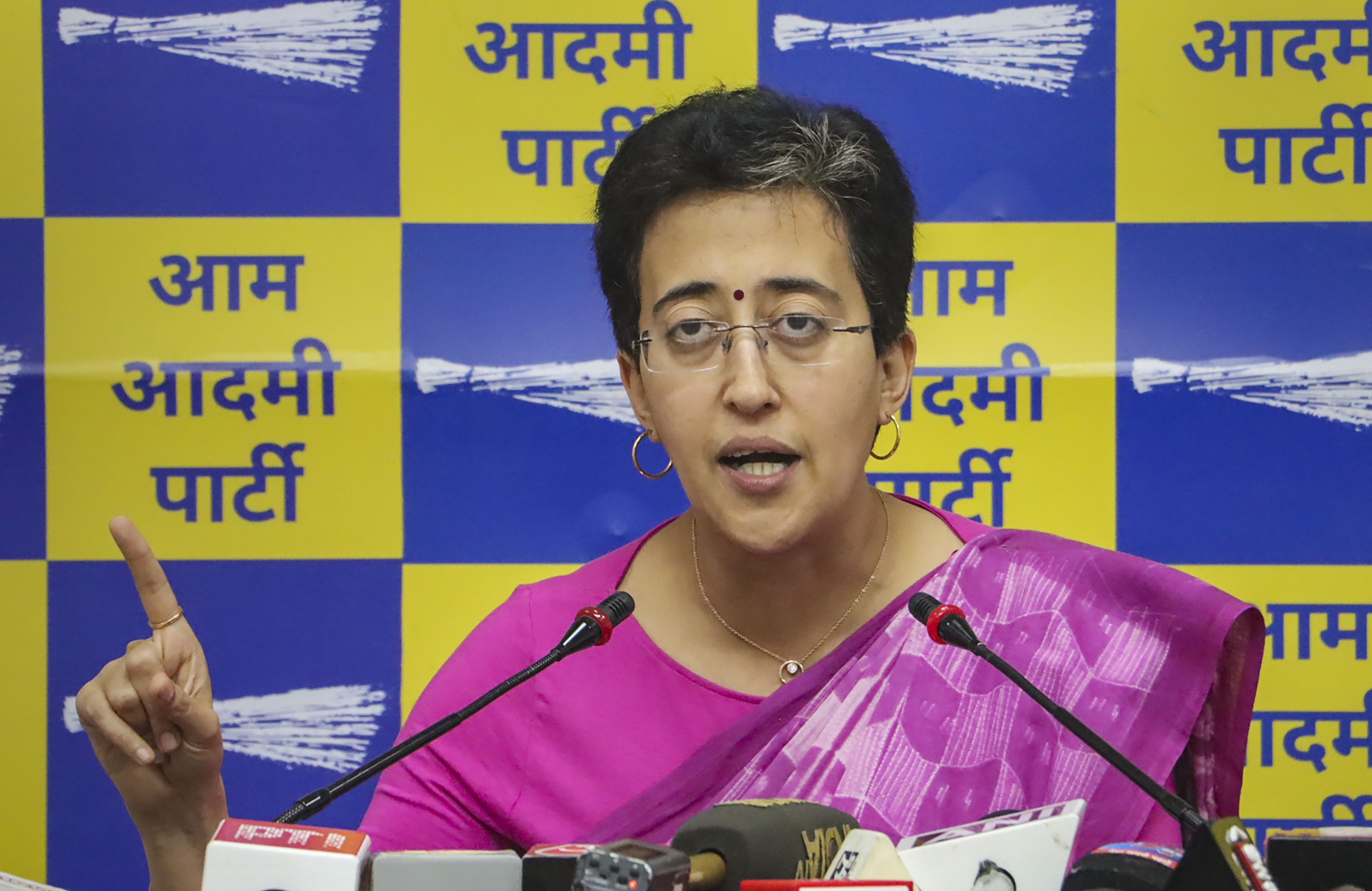 दिल्ली: चीफ सेक्रेटरी पर भ्रष्टाचार के आरोप, मंत्री आतिशी ने सीएम को सौंपी  650 पन्नों की रिपोर्ट । vigilance minister atishi has submitted 650 page  preliminary report - India ...