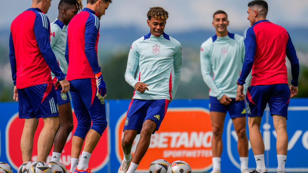 Why is Lamine Yamal not starting for Spain as they kick off their FIFA World Cup 2026 campaign?